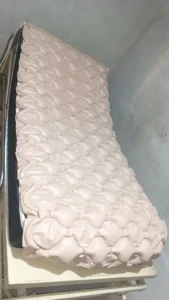 Colchão pneumático Air Plus em uso, mostrando as células infláveis