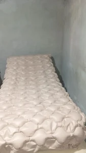 Colchão pneumático antiescaras instalado na cama de Ronaldo