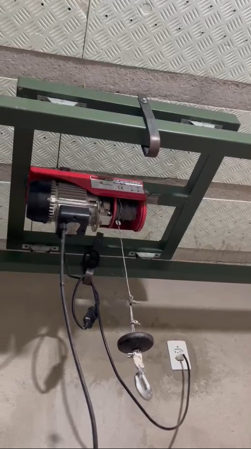Motor e estrutura do guincho de teto usado na transferência de cama para cadeira