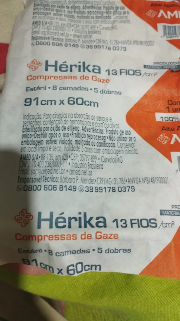 Embalagem de gaze estéril grande de 91 por 60 centímetros usada nos curativos