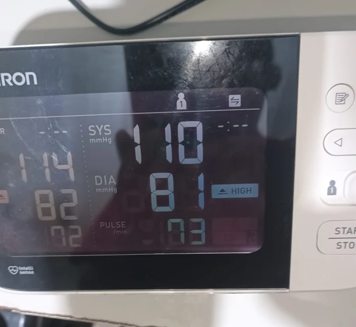 Aparelho de pressão mostrando 110 por 81 antes do cateterismo